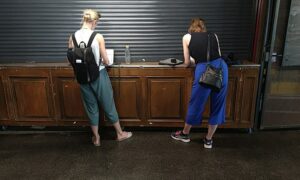 Zwei Frauen mit Laptop (Archiv), via 