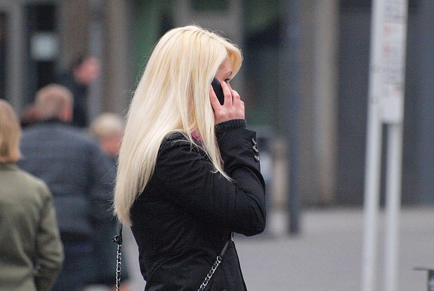 Blonde Frau mit Telefon (Archiv), via