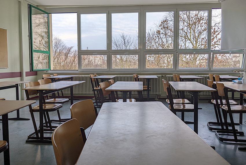 Klassenraum in einer Schule (Archiv), via