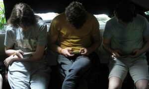 Junge Leute mit Smartphones (Archiv), via 