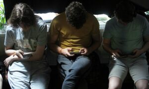 Junge Leute mit Smartphones (Archiv)