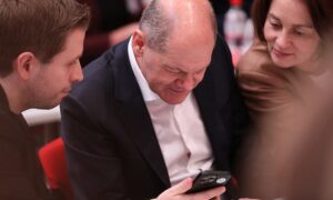 Kevin Kühnert, Olaf Scholz und Katarina Barley schauen auf ein Smartphone (Archiv)