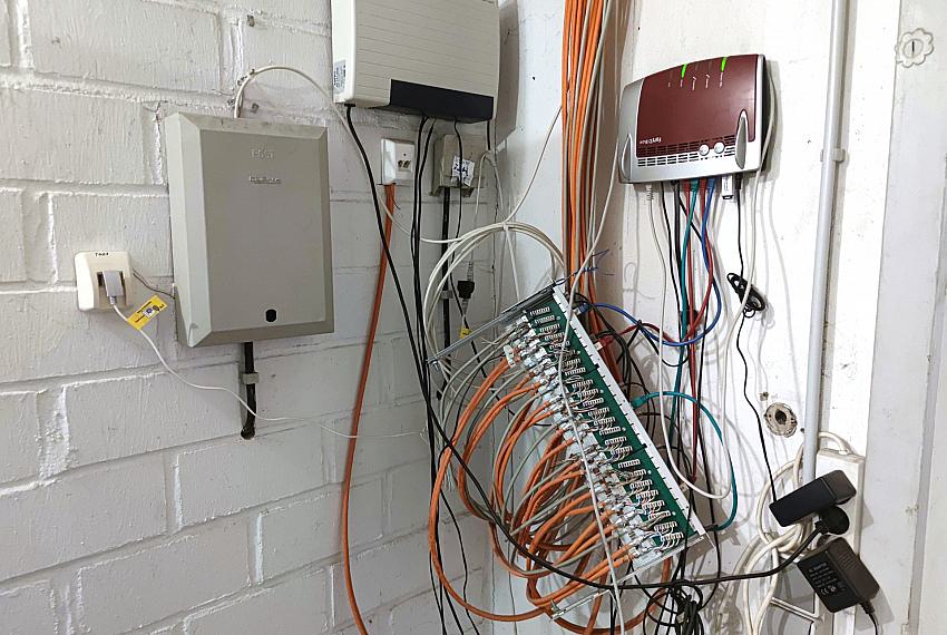 Netzwerk-Kabel in einem Hausanschlussraum (Archiv)